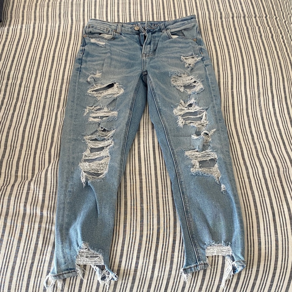 American Eagle Outfitters Light Blue Distressed Cropped Jeans